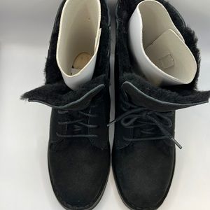 UGG Quincy Black Fur Boots size 5 NWB